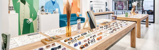Intérieur lumineux d’un magasin Lunettes Pour Tous avec un large choix de montures à prix accessibles – opticien moderne et design