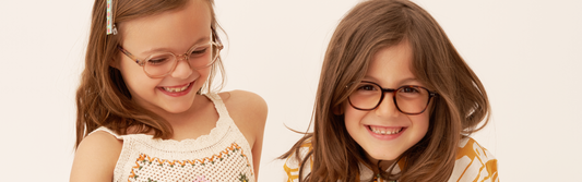 Filles avec des lunettes de vue souriantes