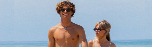 Jeunes en bord de mer portant des lunettes de soleil tendance – nouvelle collection solaire Lunettes Pour Tous