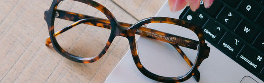Lunettes de repos écaille forme arrondi posées sur un ordinateur – confort visuel au quotidien avec Lunettes Pour Tous