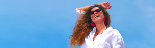 Femme portant des lunettes de soleil noires – Look d'été tendance avec Lunettes Pour Tous