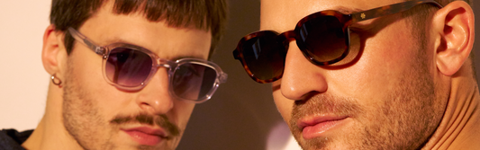 Lunettes de soleil à monture transparente et écaille portées par deux hommes – Nouveautés printemps