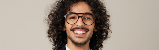 Homme de 28 ans portant des lunettes de vue aviateur en acétate chez Lunettes Pour Tous – accessibilité et style pour tous