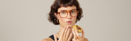 Femme de 30 ans portant une monture écaille carrée, solution rapide et stylée chez Lunettes Pour Tous pour un quotidien dynamique