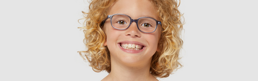 Enfant souriant portant des lunettes de vue avec verres pour ralentir la myopie
