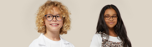 Enfants portant des lunettes équipées de verres Clariteens pour ralentir la myopie chez les jeunes – Lunettes Pour Tous