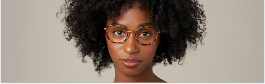 Femme de 25 ans portant une monture carrée en métal et acétate – profil client Lunettes Pour Tous engagé pour l'inclusivité