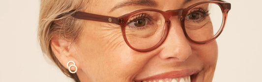 Femme portant des lunettes à verres progressifs nouvelle génération – confort visuel et esthétique