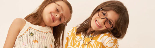 Enfants avec des lunettes de vue resistantes 