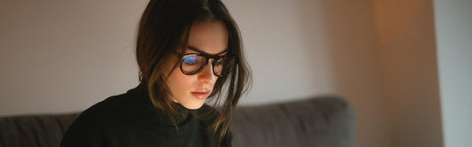 Femme commandant en ligne des lunettes remboursées chez Lunettes Pour Tous