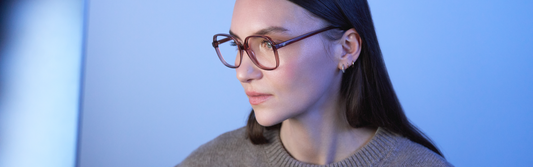 Pourquoi nos yeux fatiguent avec les écrans ? Signes, solutions et lunettes adaptées