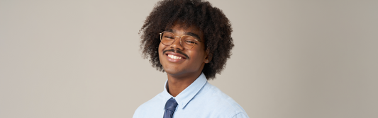 Jeune homme, 19 ans, porte des lunettes stylées à petit prix – Profil client Lunettes Pour Tous