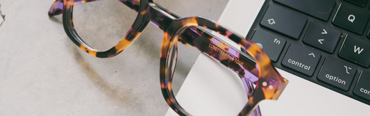 Lunettes de repos pour écran posées sur un ordinateur portable – Modèle écaille violet Lunettes Pour Tous