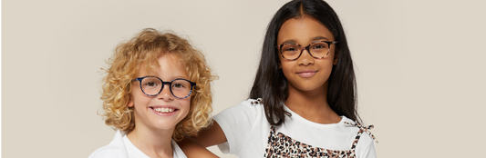 Enfants portant des lunettes de vue colorées – collection de montures solides et stylées à partir de 5€ chez Lunettes Pour Tous
