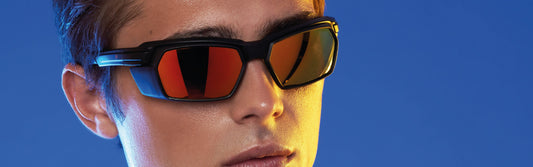 Homme portant des lunettes de sport noires à verres miroir rouges – protection UV pour activités extérieures