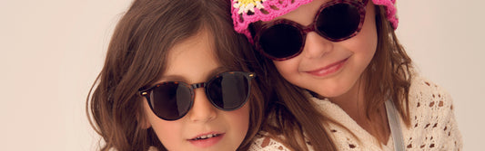 Enfants portant la nouvelle collection été de lunettes de soleil catégorie 3 chez lunettes pour tous 