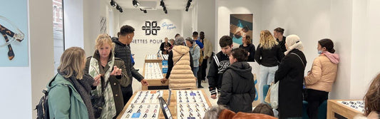 Boutique Lunettes Pour Tous en Belgique avec de nombreux clients découvrant les montures disponibles en magasin